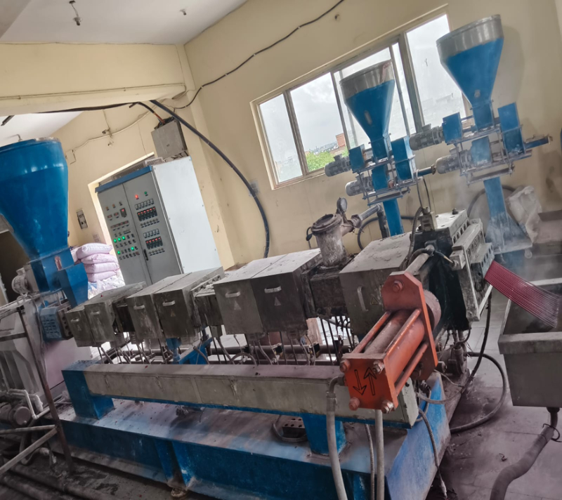 TWIN SCREW EXTRUDER